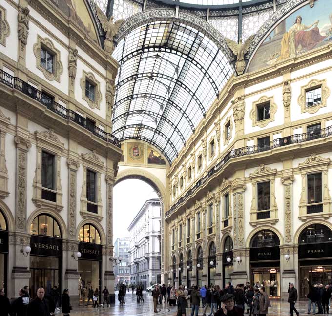 File:Prada window @ Galleria Vittorio Emanuele II @ Milan.jpg - Wikipedia
